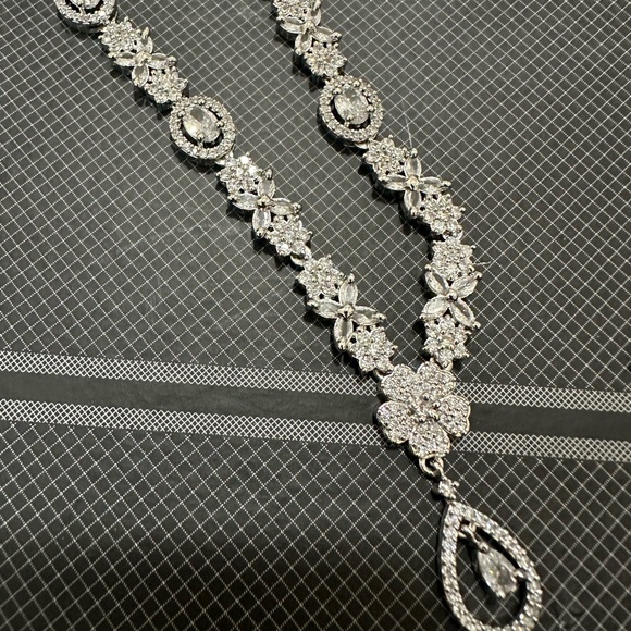 Necklace & Earrings Set - Picture 5 of 6